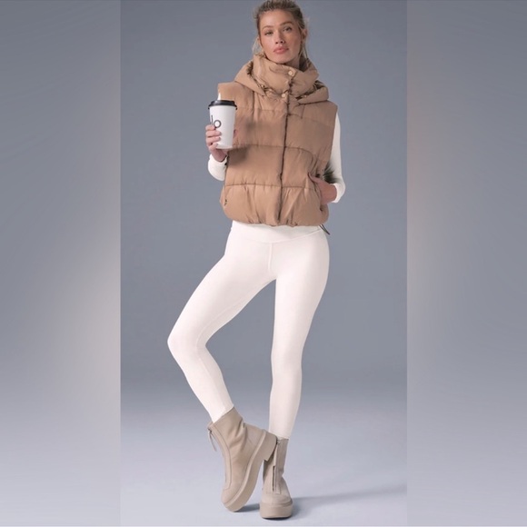 ALO NWT Gold Rush Puffer Vest - Light Cocoa - Picture 1 of 6